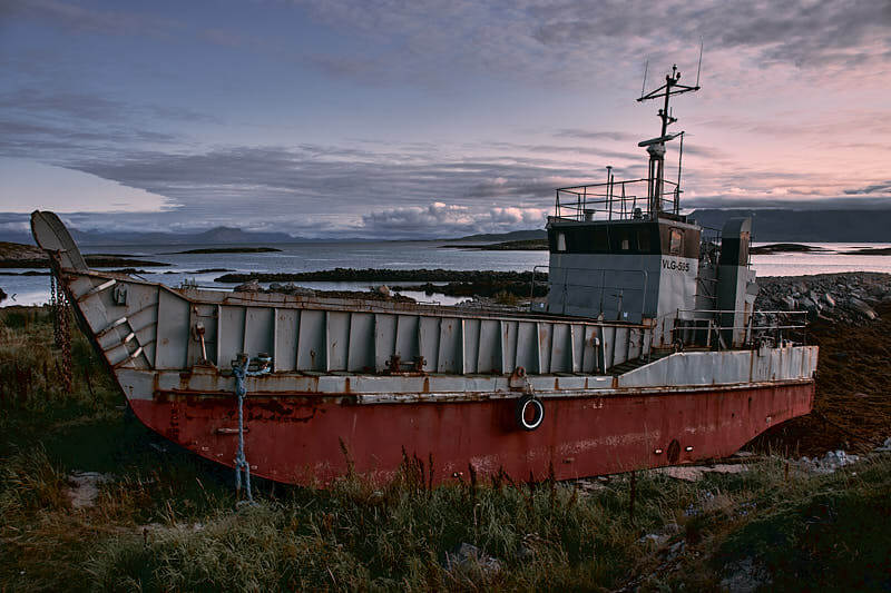 Porzucony statek na wyspie Senja.