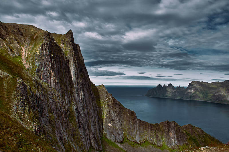 Senja, wyspa w Norwegii, widok ze szlaku na Husfjellet.