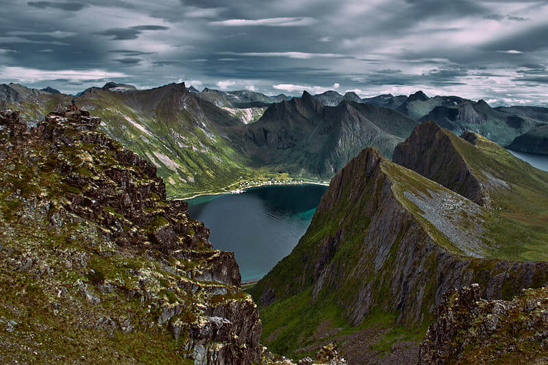 Senja, wyspa w Norwegii, widok ze szlaku na Husfjellet.