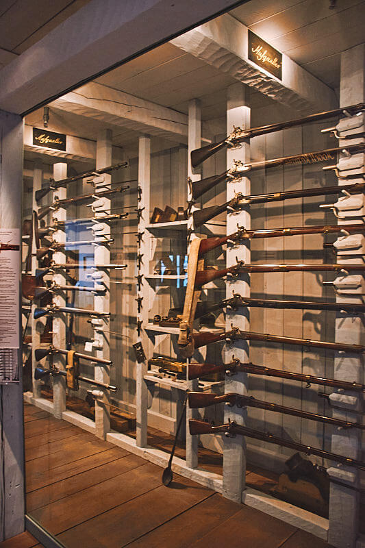 Wystawa broni w Muzeum Morskim.