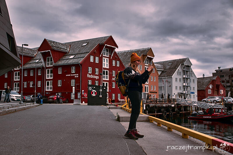 Turystka na wybrzeżu w Tromso.