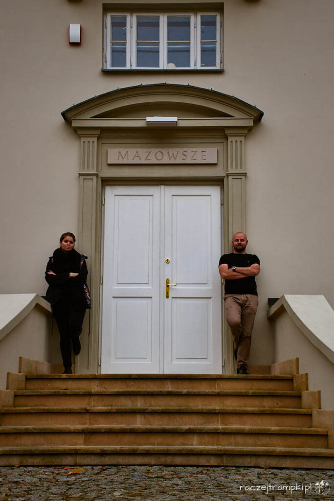 Wejście do Pałacu Karolin