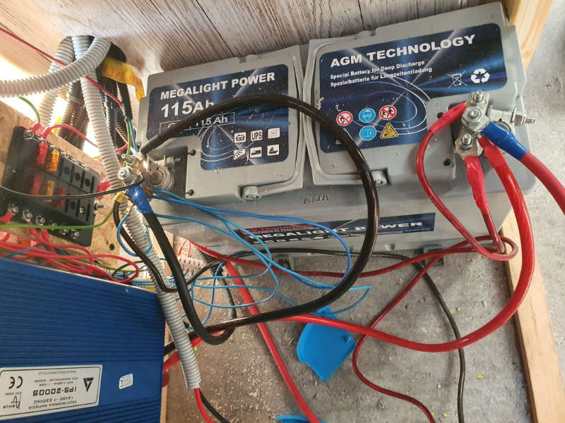 Akumulator elektryka w kamperze.