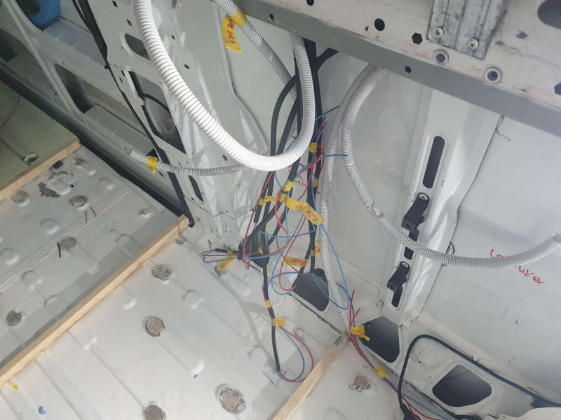 Przewody elektryczne w kamperze.