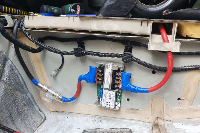 Seperator akumulatorów w kamperze.