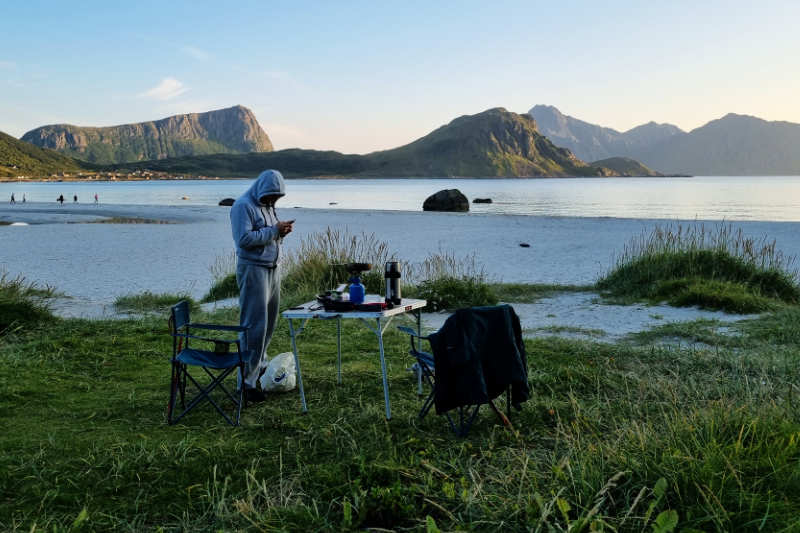 Posiłek na plaży w Norwegii.