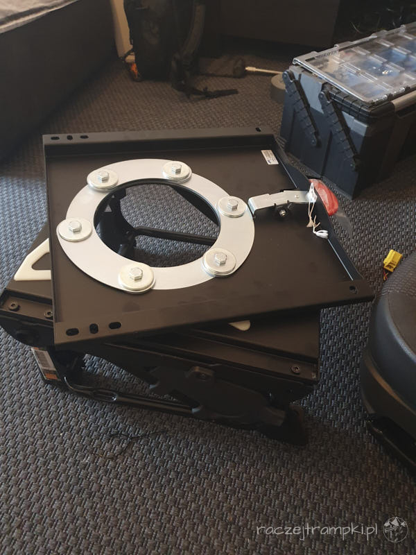 Obrotnice fotela zamontowana na podstawie.