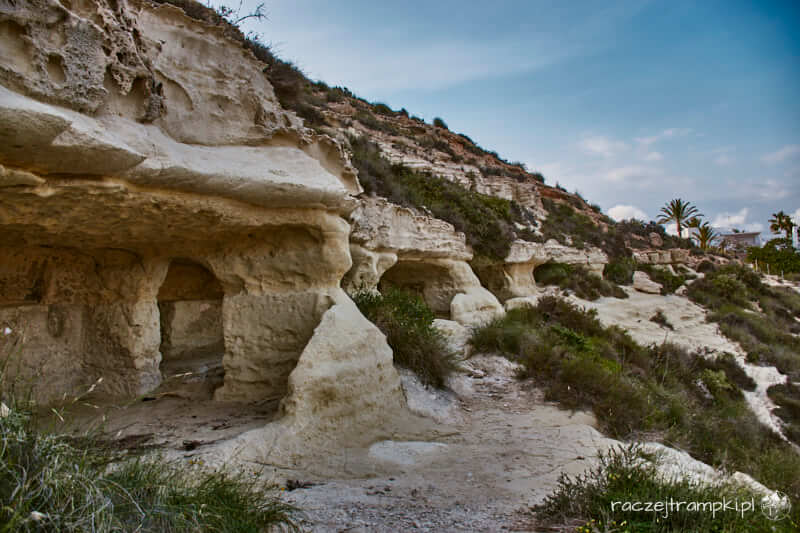 Agua Amarga domy wykute w skałach