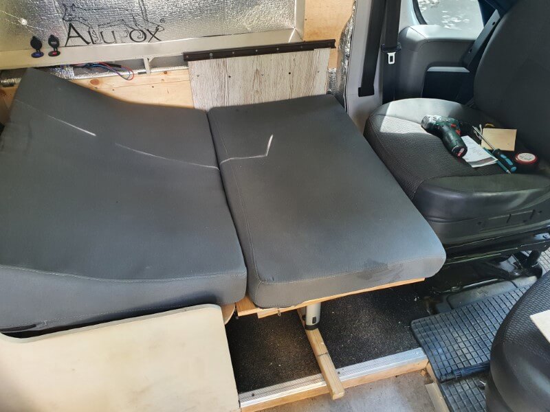 Składane siedzenia w kamperze