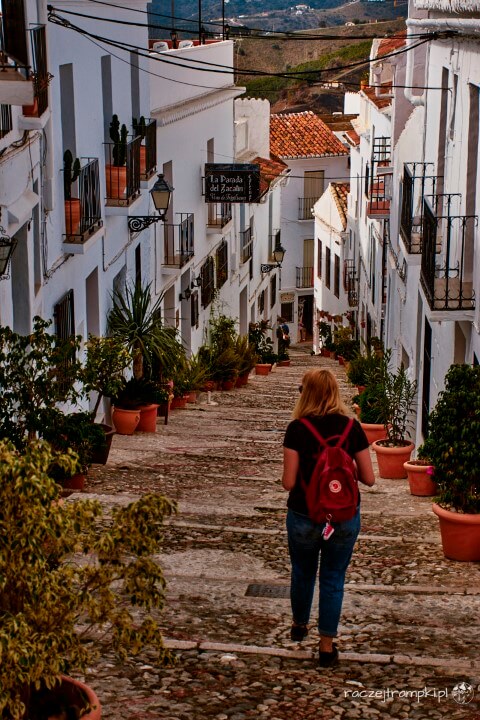 białą uliczka frigiliana