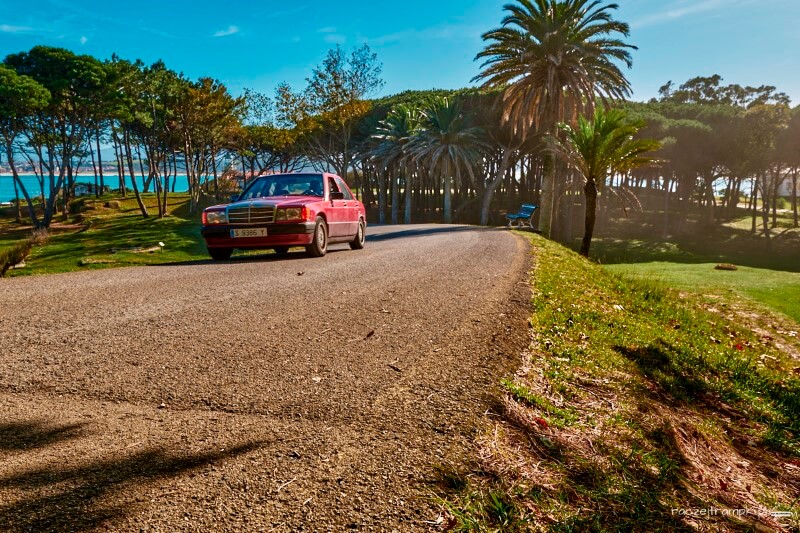 Półwysep MAgdalena w Santander samochód jadący ulicą