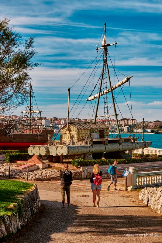 statek wyciągnięty na ląd