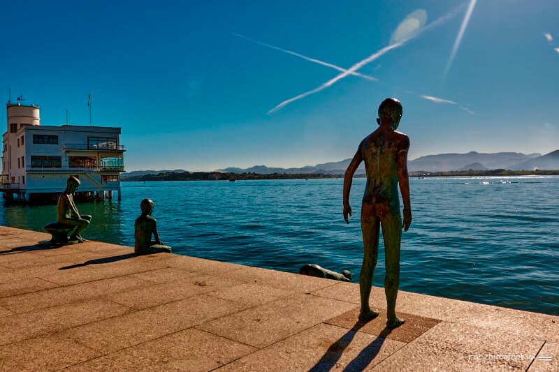 posąg na nabrzeżu santander