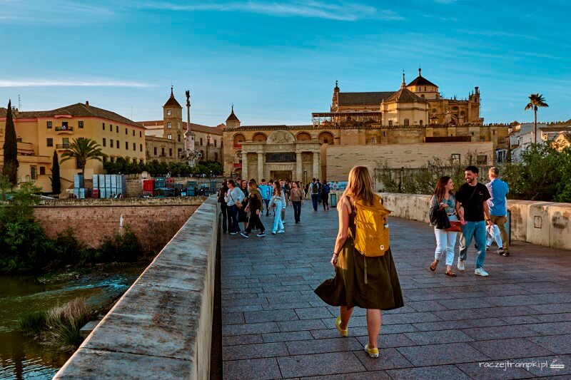 kordoba wielki meczet widziany z mostu rzymskiego